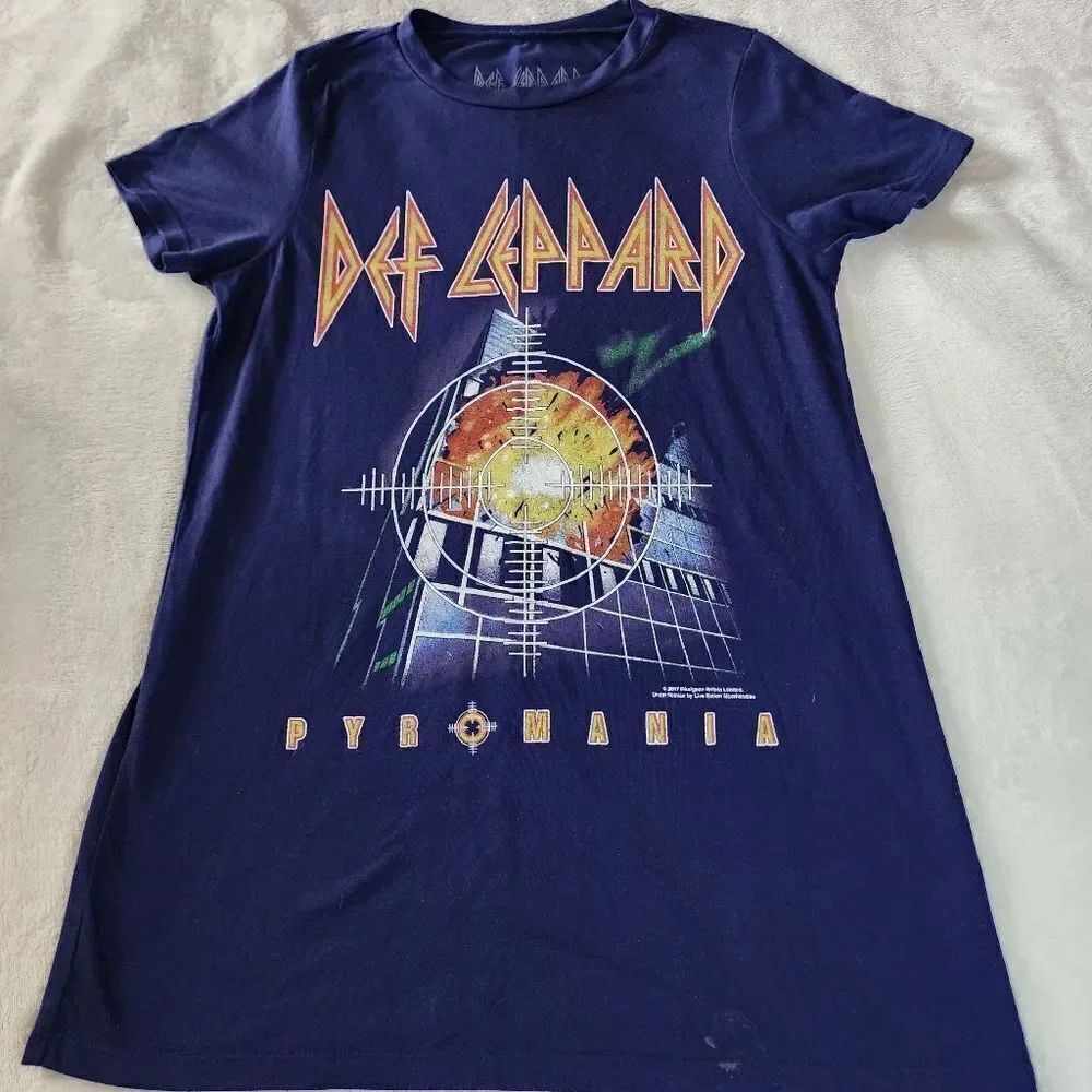 Def Leppard 2017 Women's Cut Navy Blue Tshirt With Graphics Size Small
